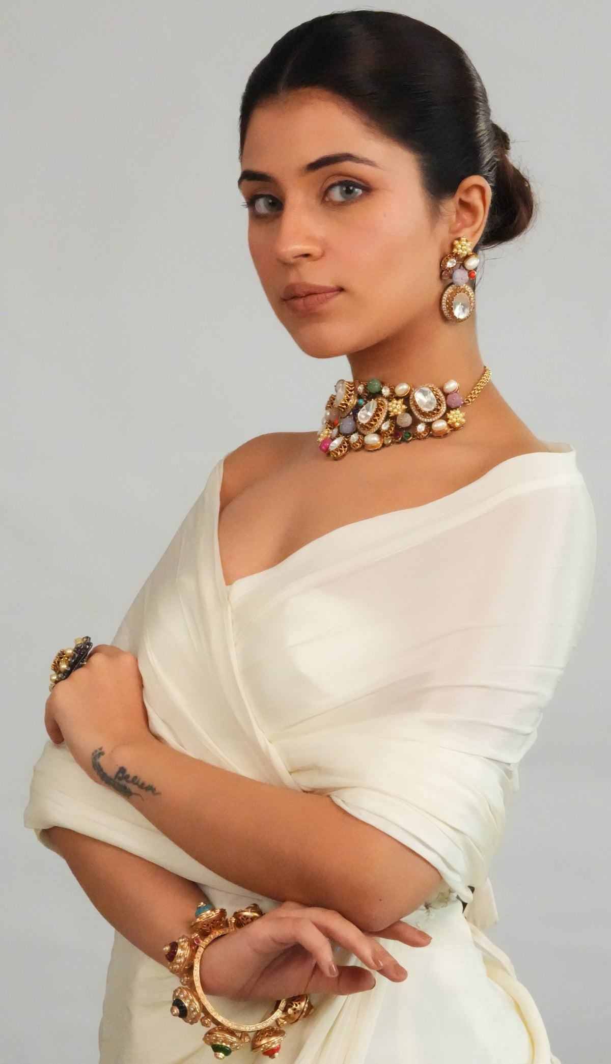 Elegant detailed centerpiece choker with earrings