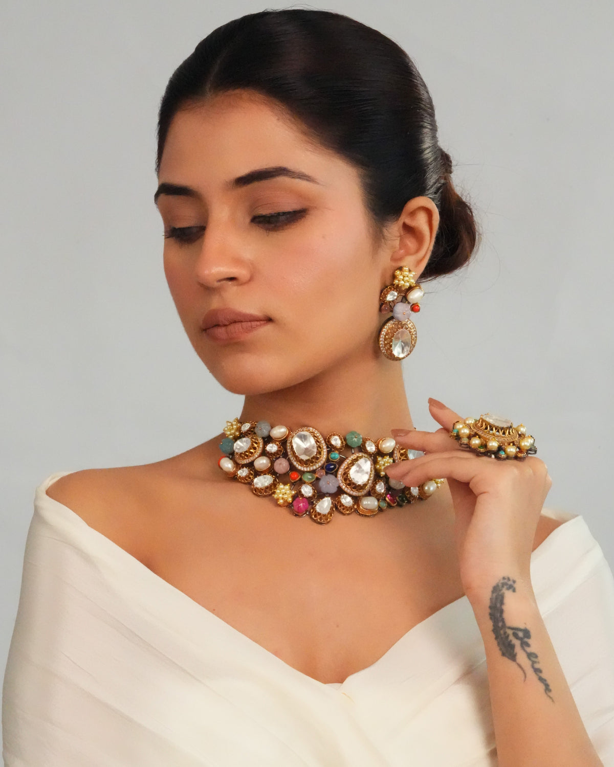 Elegant detailed centerpiece choker with earrings