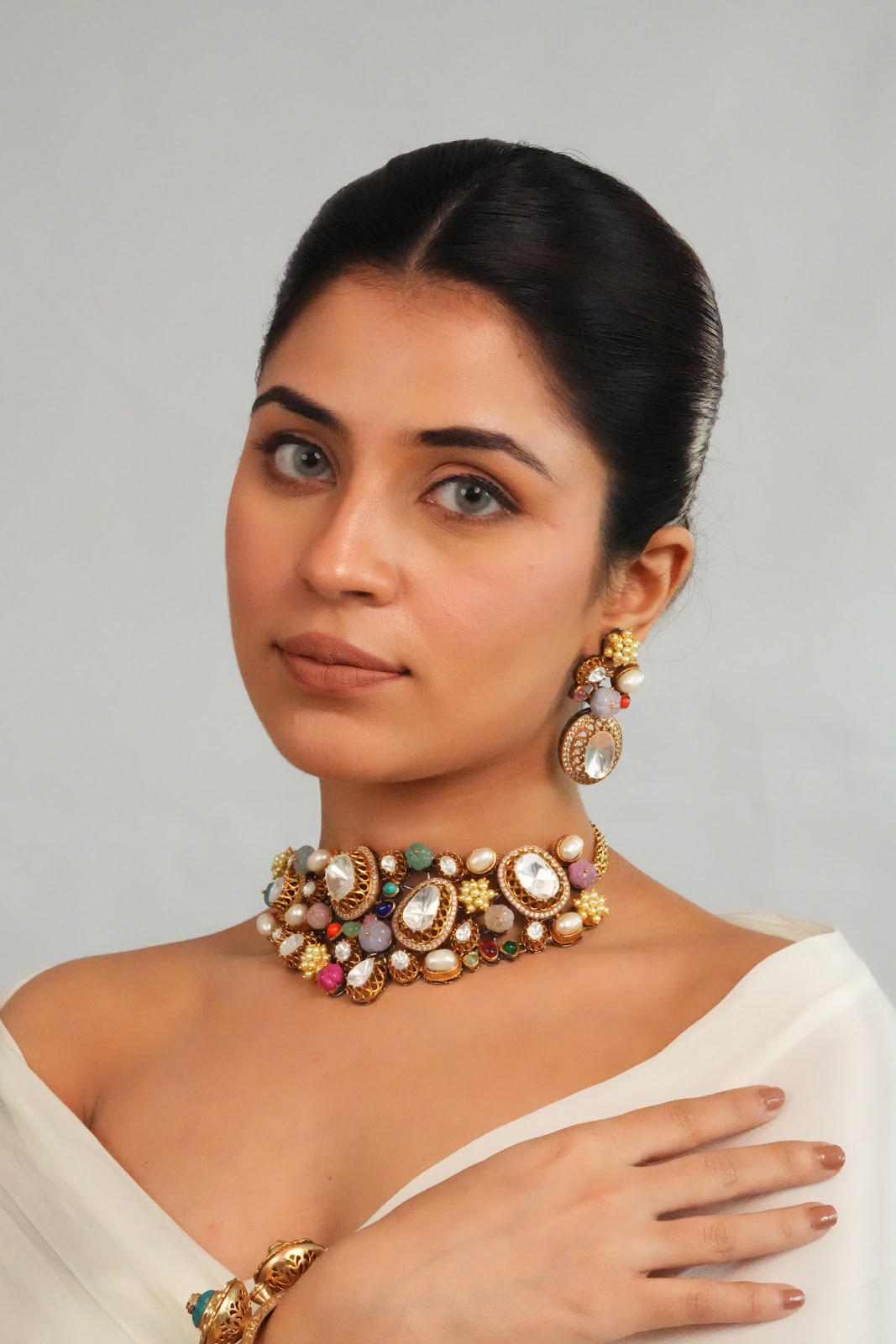 Elegant detailed centerpiece choker with earrings