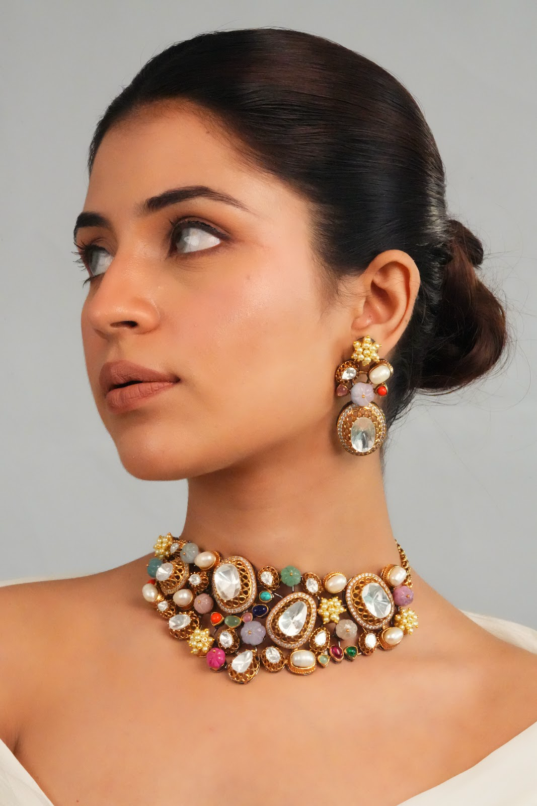 Elegant detailed centerpiece choker with earrings