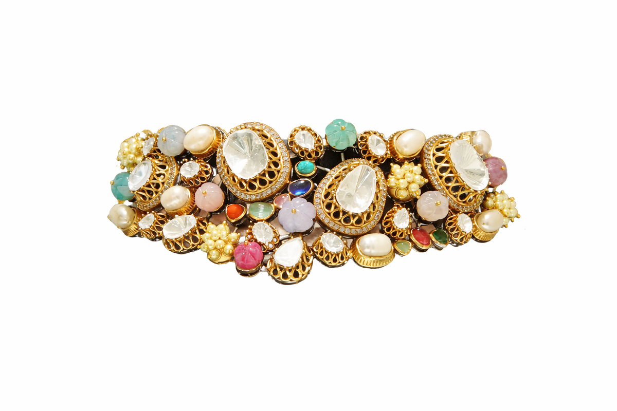 Elegant detailed centerpiece choker with earrings