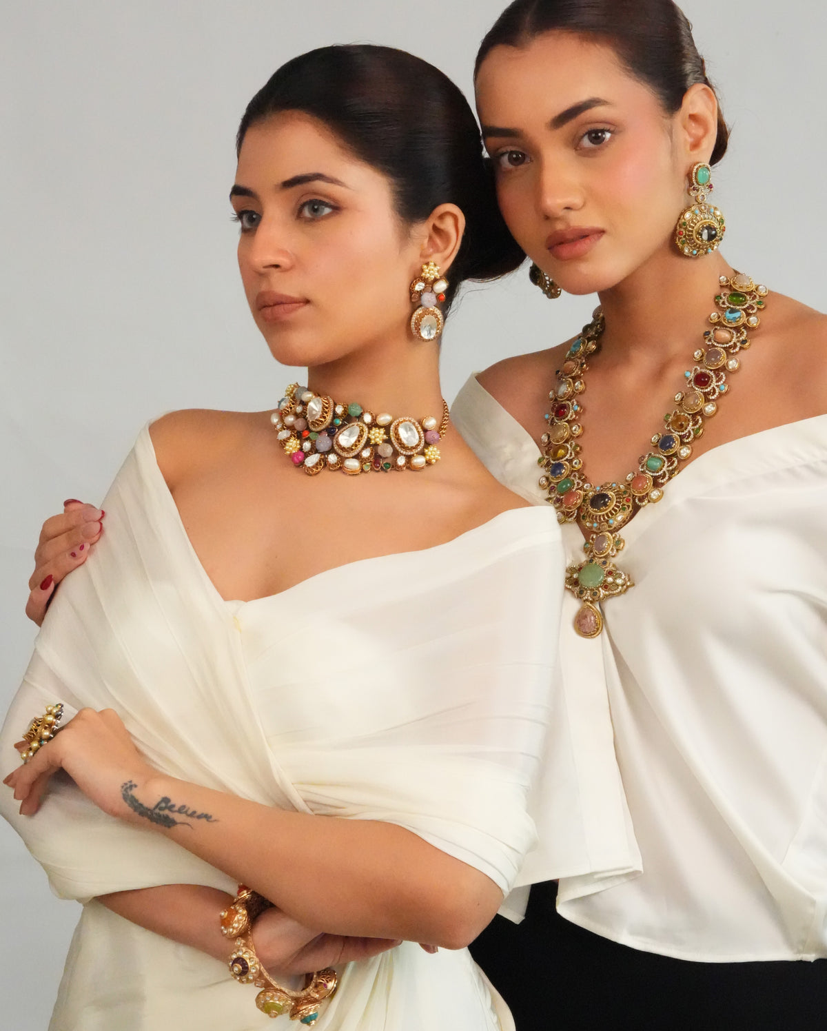 Elegant detailed centerpiece choker with earrings