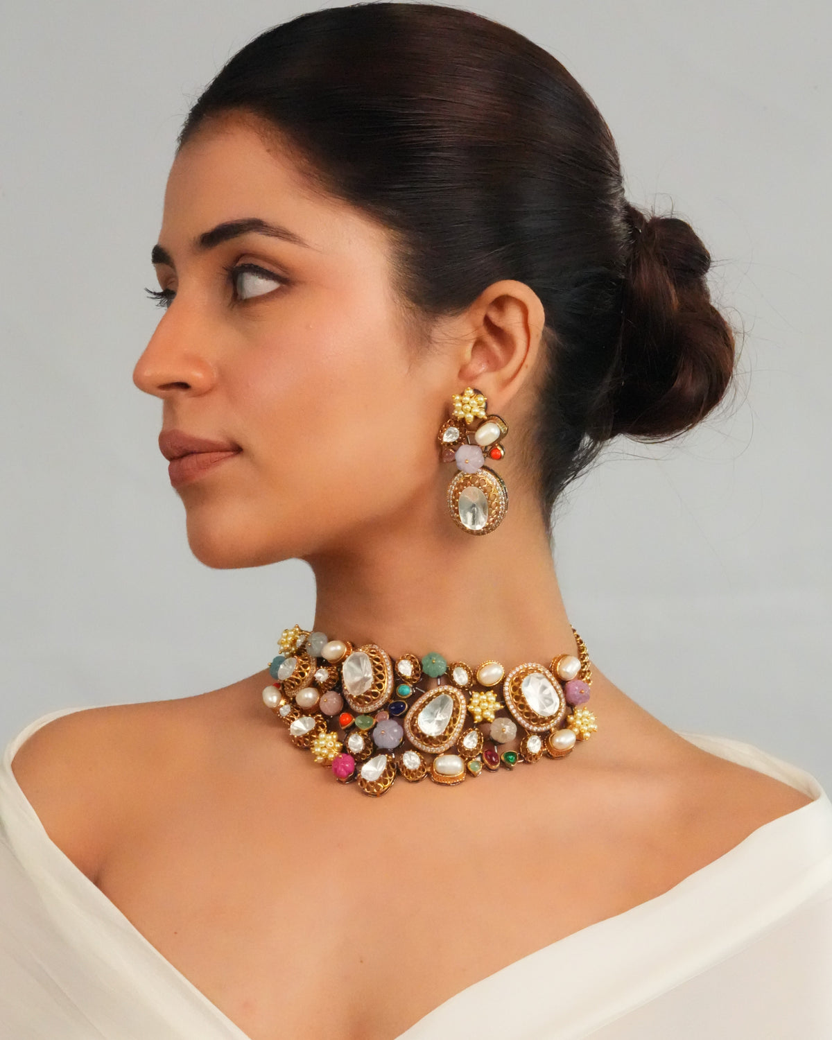 Elegant detailed centerpiece choker with earrings