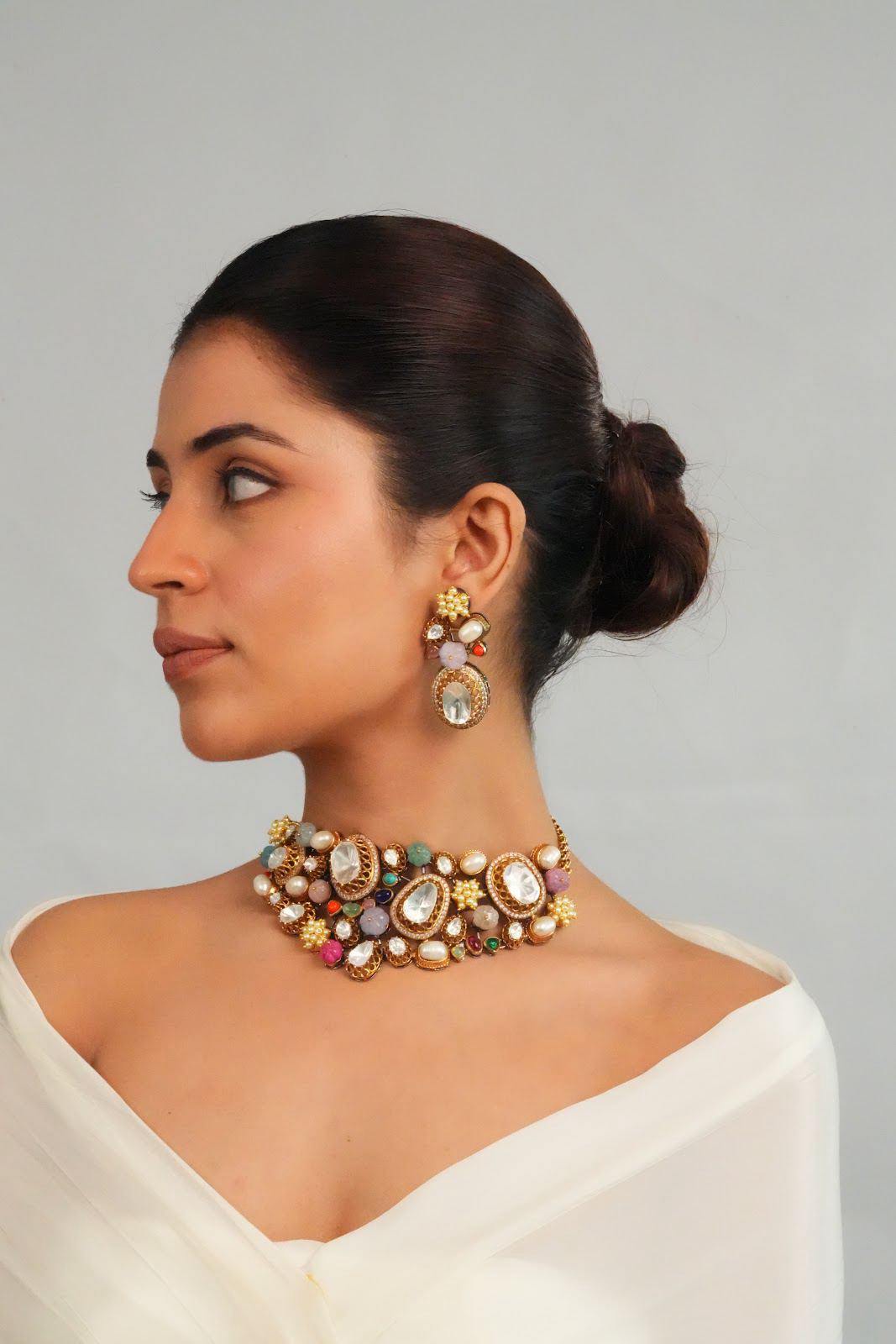 Elegant detailed centerpiece choker with earrings