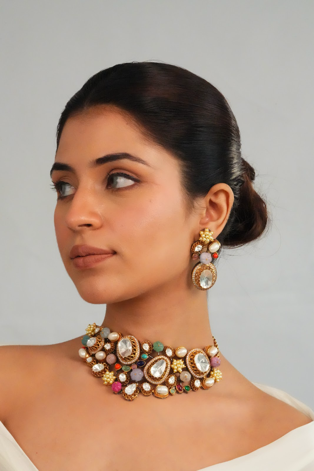 Elegant detailed centerpiece choker with earrings